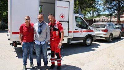 La consegna della lavanderia mobile ad Amatrice e al suo Sindaco, Sergio Pirozzi.