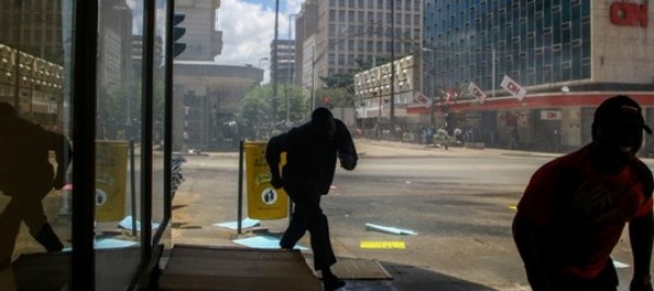 Zimbabwe: veicoli militari davanti al Parlamento, secondo i media è golpe