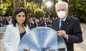 © Quirinale - Il Presidente Sergio Mattarella con Virginia Lorenzetti, autrice del“Ventaglio del Presidente” edizione 2021 
