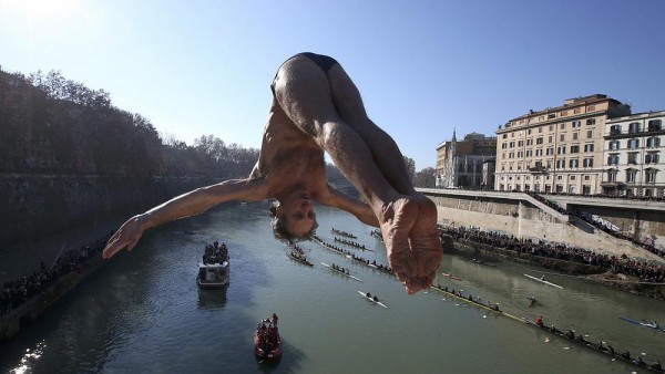 Diving me mad: the New Year plunges into Rome&#039;s Tiber