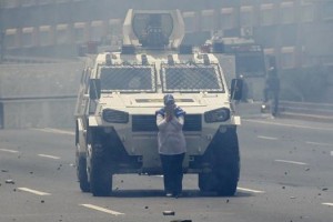 Venezuela, Nicolas Maduro manda l&#039;esercito contro il popolo 8 morti