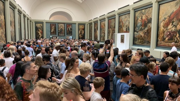 La Galería Médicis, donde se expone la &#039;Mona Lisa&#039; temporalmente, abarrotada