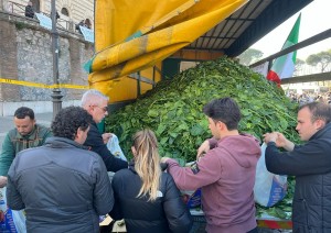 I &#039;trattori&#039; regalano spinaci nel centro di Roma