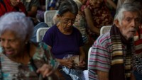 I Venezuelani disperati sono senza soldi vecchi e nuovi da oltre 72 ore