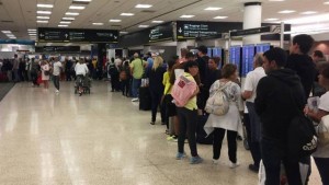 Largas colas en el aeropuerto de Miami por cierre del gobierno de EEUU