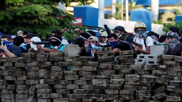 Imagen de portada: Jóvenes manifestantes en Managua, Nicaragua, completamente armados, incluso con armas de guerra, como el AK 47 (fuente: www.ancorafischiailvento.org) 