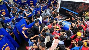 Philippines: Anti-US protesters rammed by police van