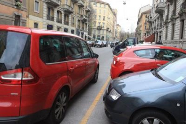 Parcheggiare auto in doppia fila? È violenza privata oltre alla sanzione c&#039;è il reato penale