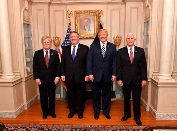 De izquierda a derecha, John Bolton (asesor de Seguridad), Mike Pompeo (secretario de Estado), Donald Trump (presidente) y Mike Pence (vicepresidente). La administración estadounidense contra Nicolás Maduro.