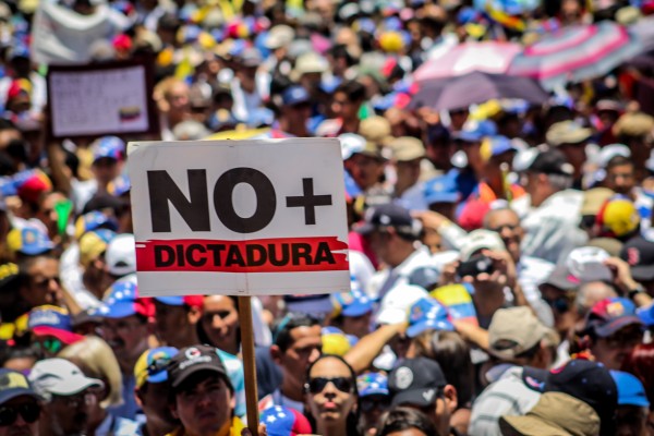 El 91,5% de los venezolanos opina que el país no tiene futuro con Maduro en el poder (Flash Hercon)