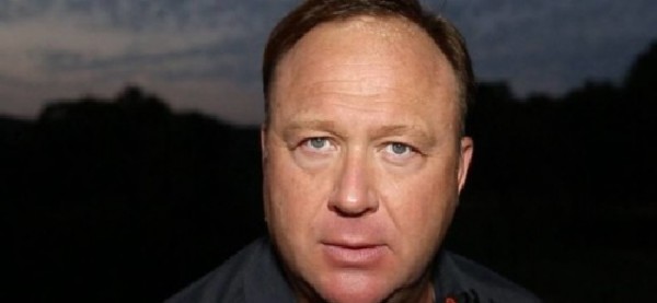 Facebook ha bloccato il profilo di Alex Jones, il re dei complottisti Us