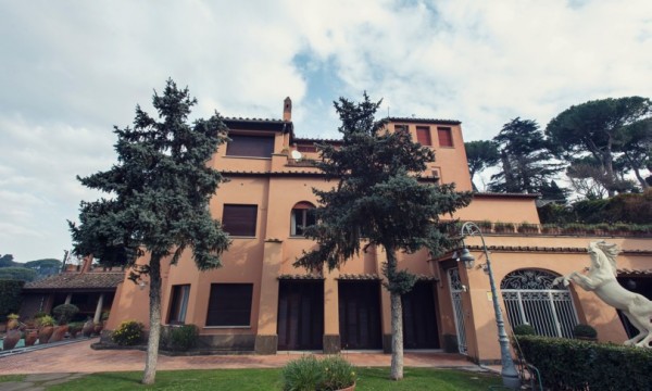 La facciata della villa di Alberto Sordi 