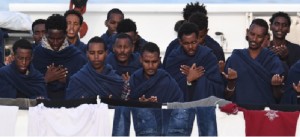Il ministero della Salute ha ordinato di sbarcare 16 migranti dalla Diciotti