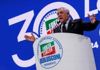 Antonio Tajani dal palco del congresso di Forza Italia