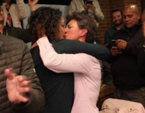Claudia López, nueva alcaldesa de Bogotá, celebró triunfo con beso a su pareja sentimental 