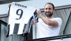 Higuaín llegó a Turín y fue recibido con una ovación de hinchas del Juventus