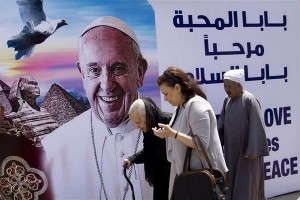 Il Papa, messaggero di pace, accolto al Cairo come San Francesco 800 anni