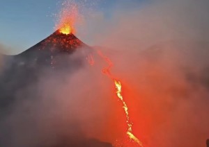 Catania sotto una coltre di cenere dell&#039;Etna, chiuso l&#039;aeroporto