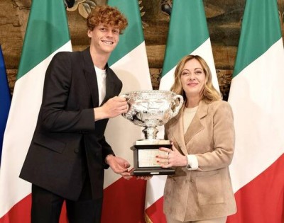 La premier Giorgia Meloni con Jannik Sinner y el trofeo del Abierto de Australia 
