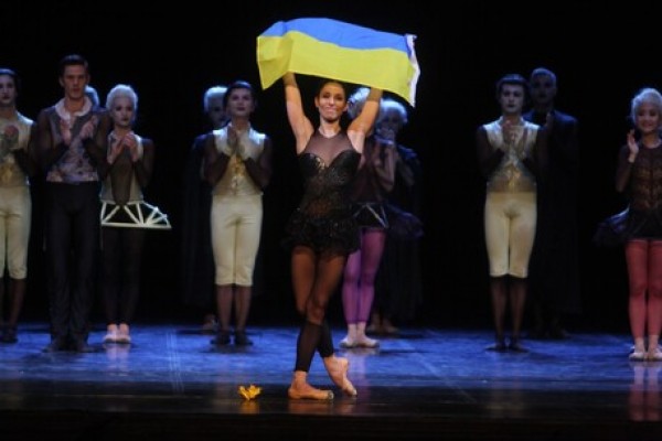 A Palermo danzatori sventolano bandiera Ucraina a fine balletto