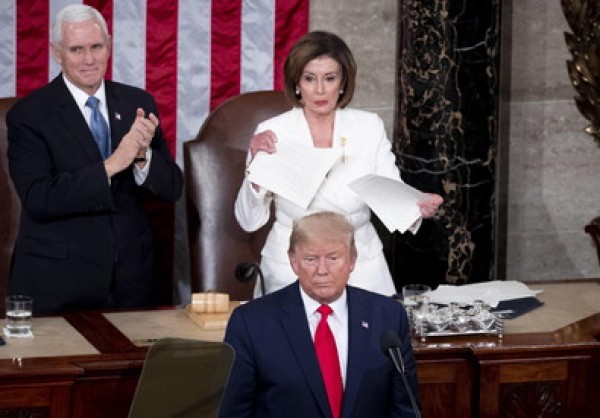 Trump: &#039;Gli Usa mai così forti&#039; Nancy Pelosi strappa il discorso