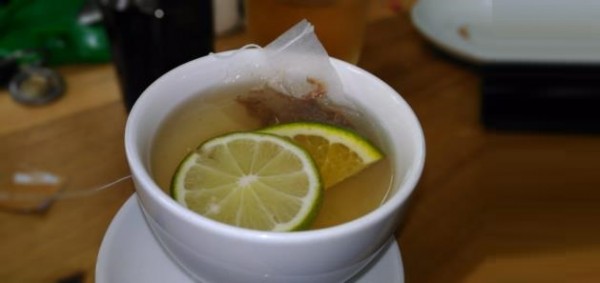 Bere una tazza di tè ogni giorno fa bene al cervello