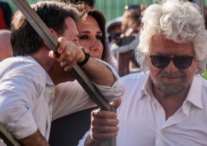 Conte e Grillo a una manifestazione contro la precarietà