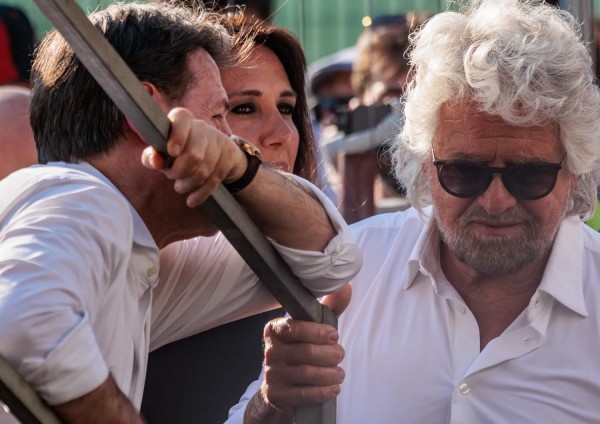  Conte e Grillo a una manifestazione contro la precarietà