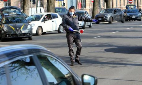Investe Gdf a posto di blocco, arrestato Per sfuggire ai controlli anti coronavirus, sarà processato per direttissima