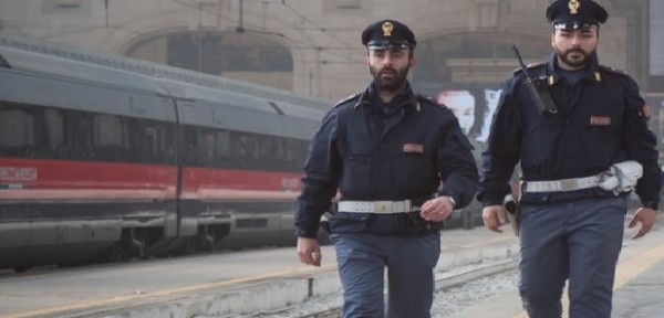 Milano - Stranieri lanciano bottiglie contro la Polizia