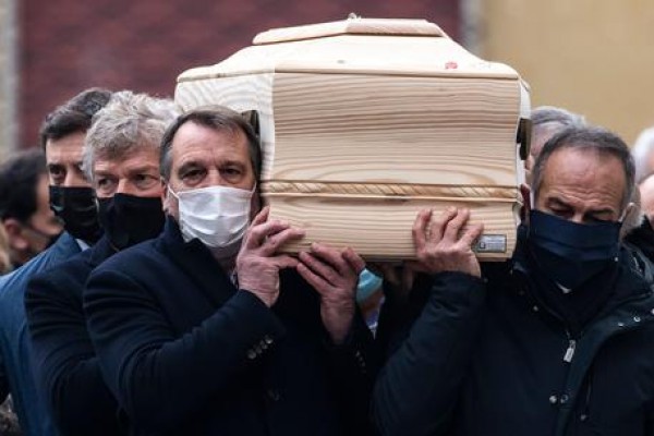 L&#039;ultimo saluto a Paolo Rossi, i ragazzi dell&#039;82 portano il feretro nel Duomo