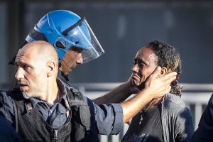 Bombole e molotov, tensione a Roma per lo sgombero di 100 cittadini stranieri