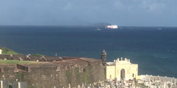 Le fiamme hanno investito l&#039;imbarcazione che si trova a oltre un chilometro dalla costa di San Juan foto internet - Twitter
