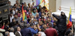 Venezuela: i sostenitori di Maduro irrompono all&#039;Assemblea Nazionale feriti rubate le telecamere troupe televisiva