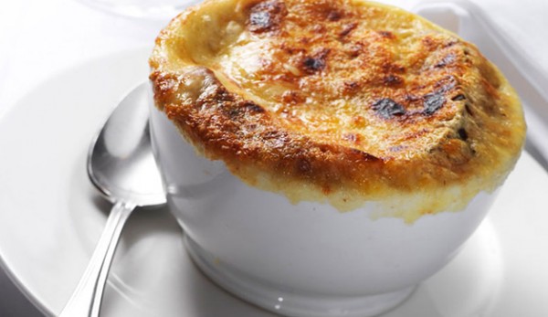 Sopa de cebolla con queso gratinado