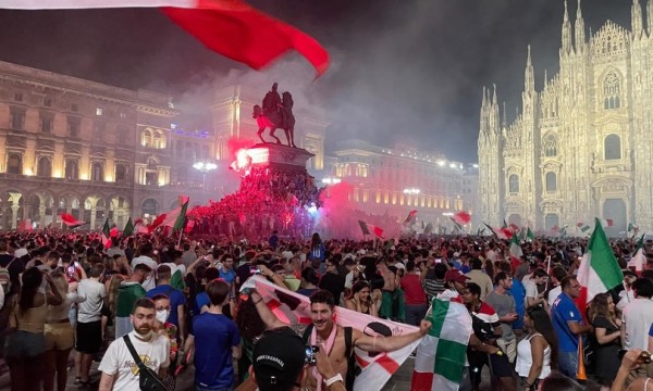 La gioia in tutta l&#039;Italia per il successo degli Azzurri dopo 53 anni