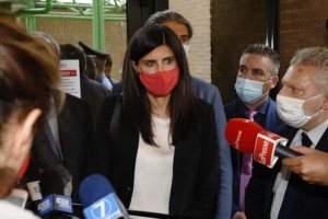 Appendino condannata a 6 mesi per falso in atto pubblico: può rimanere sindaco. Si autosospende dal M5S.