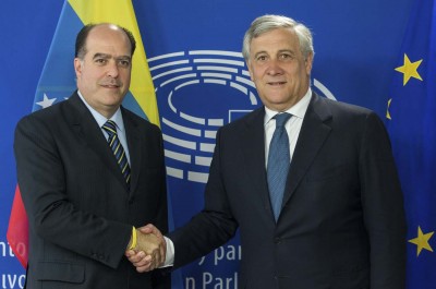 El presidente del Parlamento Europeo (PE), Antonio Tajani (der.) y el presidente de la Asamblea Nacional de Venezuela, Julio Borges