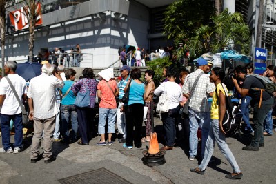 Largas filas regresan a los supermercados tras orden presidencial de reducir precios