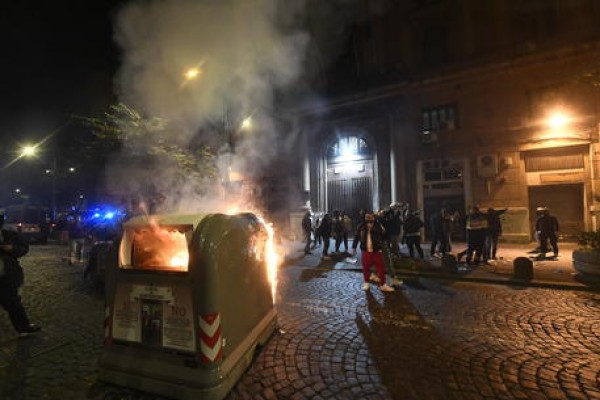 Guerriglia urbana a Napoli, fumogeni e bombe carta contro forze dell&#039;ordine