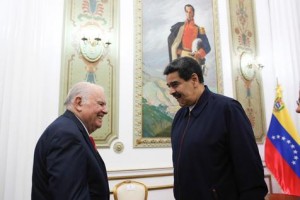 Nicolás Maduro y el asesor de la UE, el uruguayo Enrique Iglesias