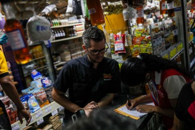 Ingresos de los venezolanos se ahogan en hiperinflación y control cambiario