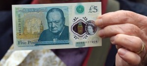 El Reino Unido estrena un nuevo billete de cinco libras de plástico