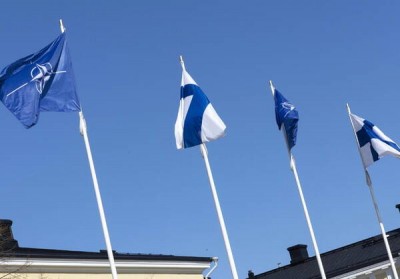 La bandera finlandesa ya flamea en la sede de la Alianza en Bruselas. 