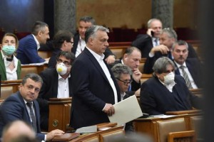 Coronavirus, Parlamento Ungheria affida poteri straordinari a Orban. Renzi: &#039;Cambi idea o Ungheria fuori dall&#039;Ue&#039;. Pd: &#039;Inaccettabile&#039;