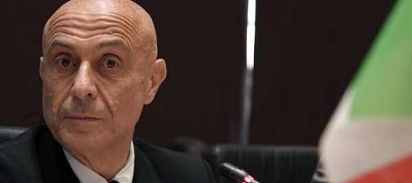 &quot;Il ministro di sinistra che piace alla destra&quot;. Ritratto di Minniti firmato dal Guardian