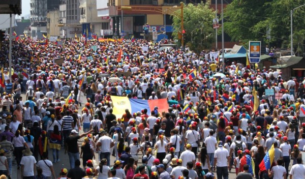 Oposición venezolana convoca a huelga general el próximo viernes
