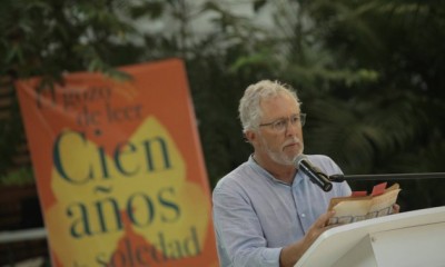 El escritor colombiano Héctor Abad-Faciolince lee su fragmento favorito de “Cien años de soledad” en Cartagena. CORTESÍA FNPI