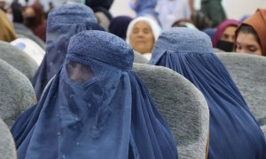 I talebani chiudono le donne in casa (di nuovo)