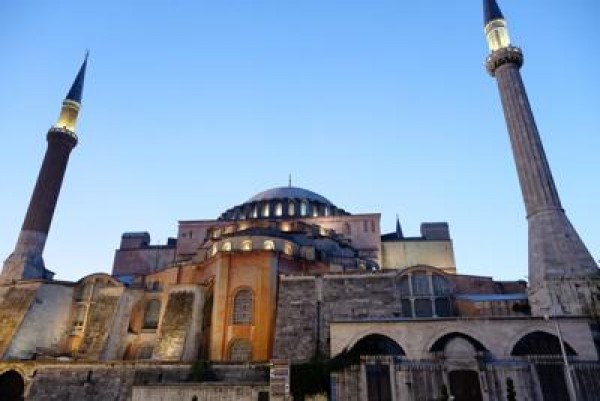 Papa : &quot;Pensiero a Istanbul, addolorato per Santa Sofia&quot; Istanbul, Santa Sofia sarà di nuovo una moschea